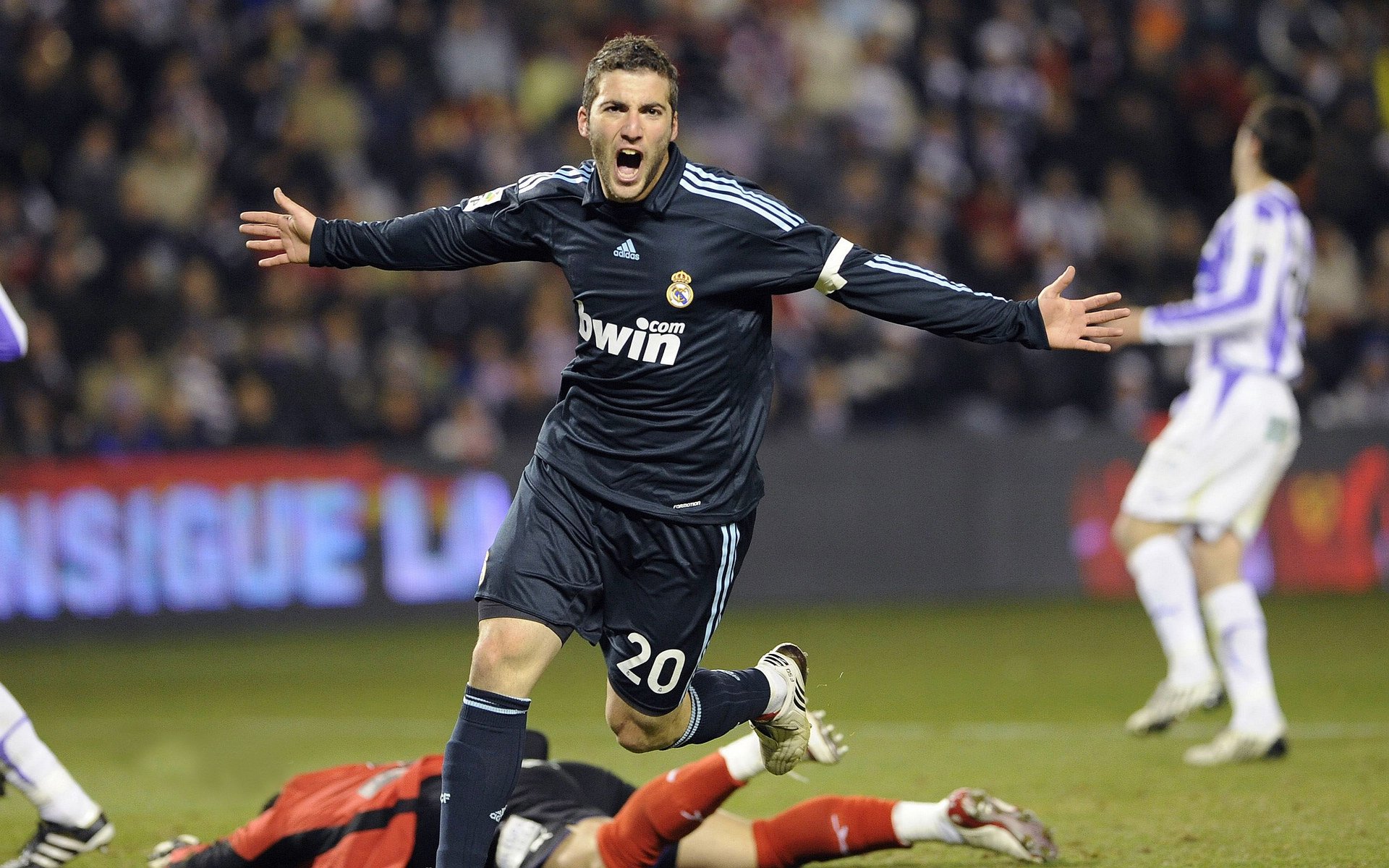 官网登录入口-姆巴佩在巴塞罗那比赛中刷新纪录，战术调整引发热议！气势如虹延续